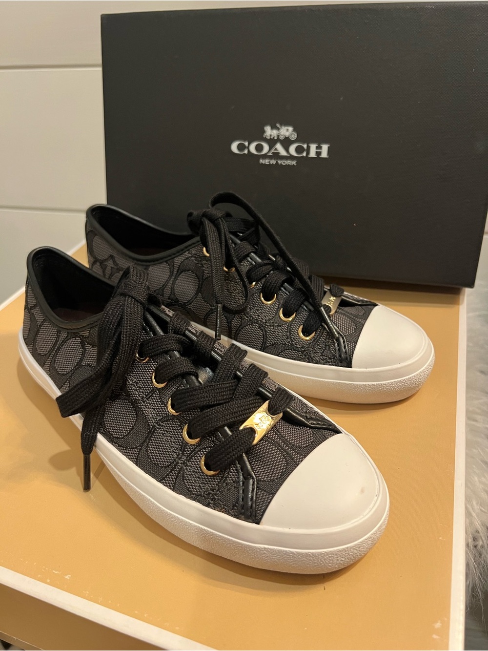 New in Box COACH Black & White Empire Outline Signature Canvas Low-Top Sneakers